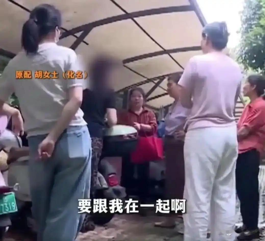 “你老公是我的！湖南长沙，一女子和已婚邻居偷情，不仅在小区里招摇过市，还对着打上