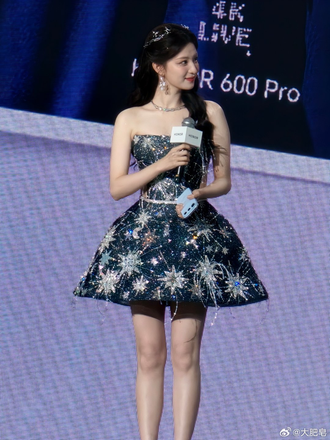 这也太美了吧，王楚然真来荣耀发布会 现场了。和她用荣耀600 合了个大合照。 