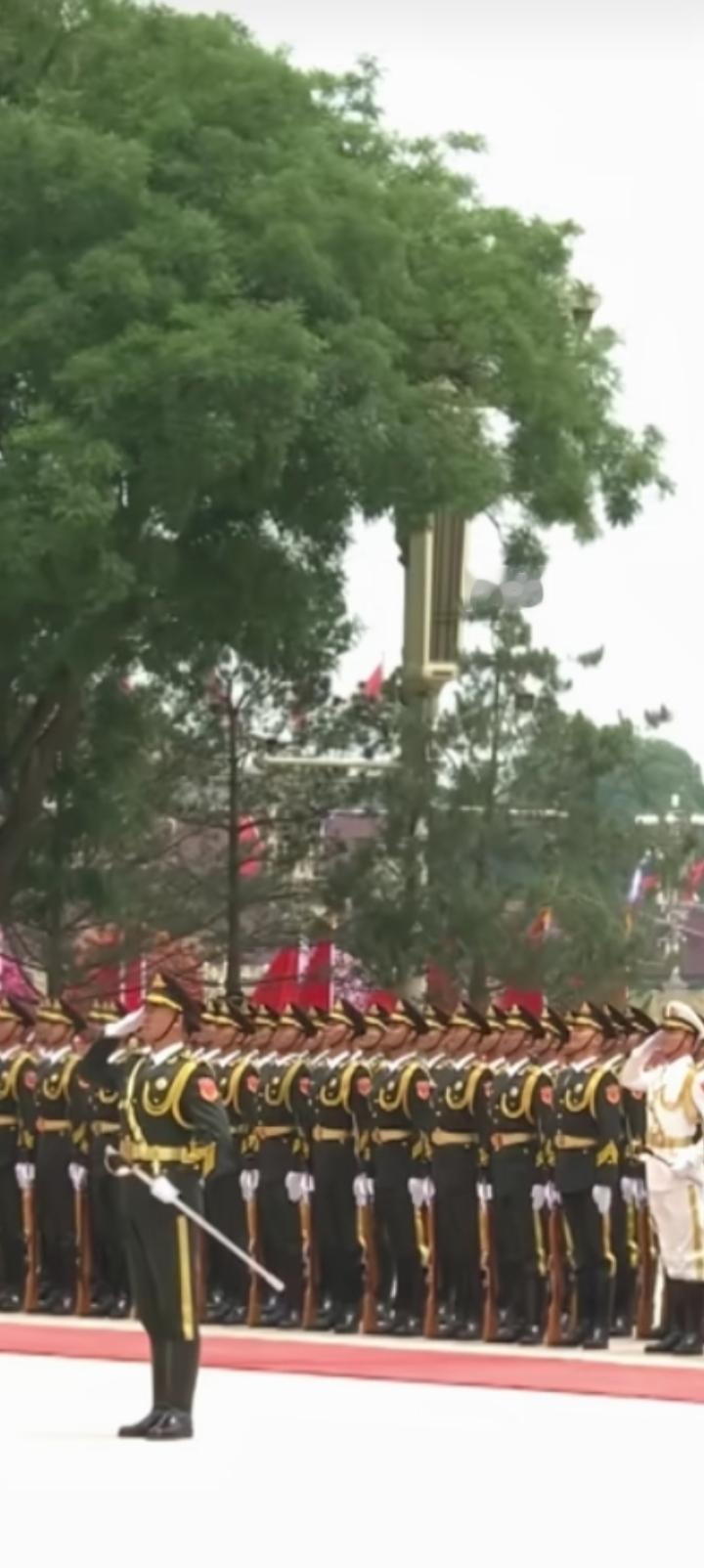 普京最看不了我国仪仗队，那份心酸堪比山西老醋。
其实特朗普也是，
外国元首鲜有例