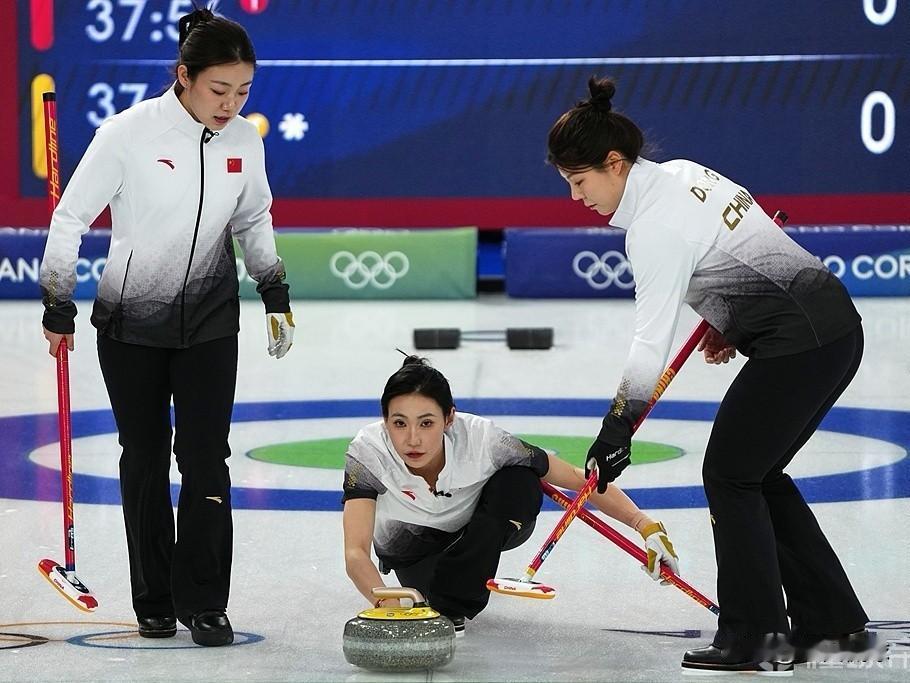 今年冬奥会都是糟心局…米兰冬奥会冰壶女子团体循环赛中国冰壶女队痛失好局5-6美国