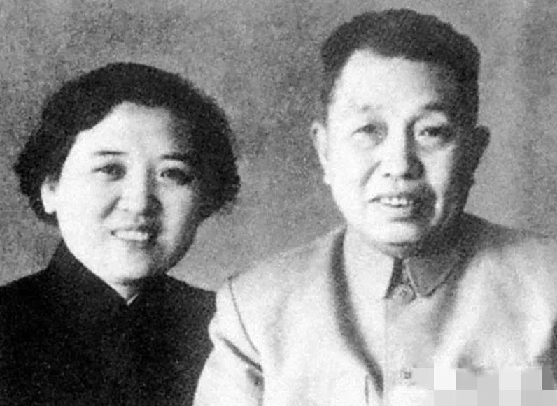 1939年，新四军第三支队31岁的谭副司令，被战友把他和一个19岁的女宣传员锁在