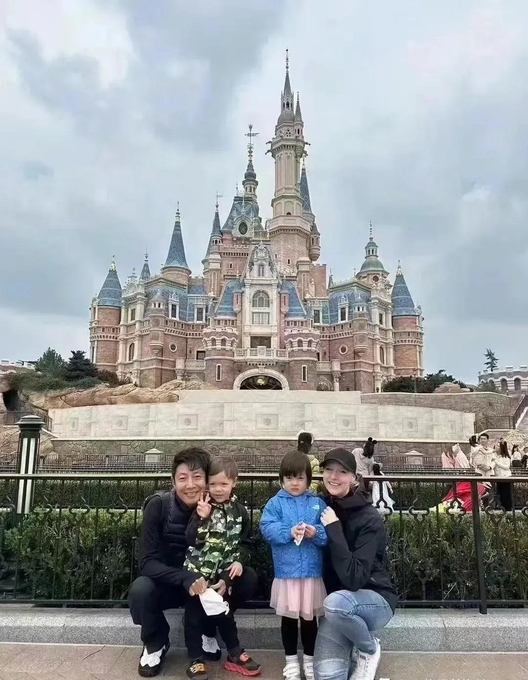 小撒夫妇携一对龙凤胎亮相迪士尼乐园，女儿中国气息浓厚，头发微黄五官气质更像爸爸，