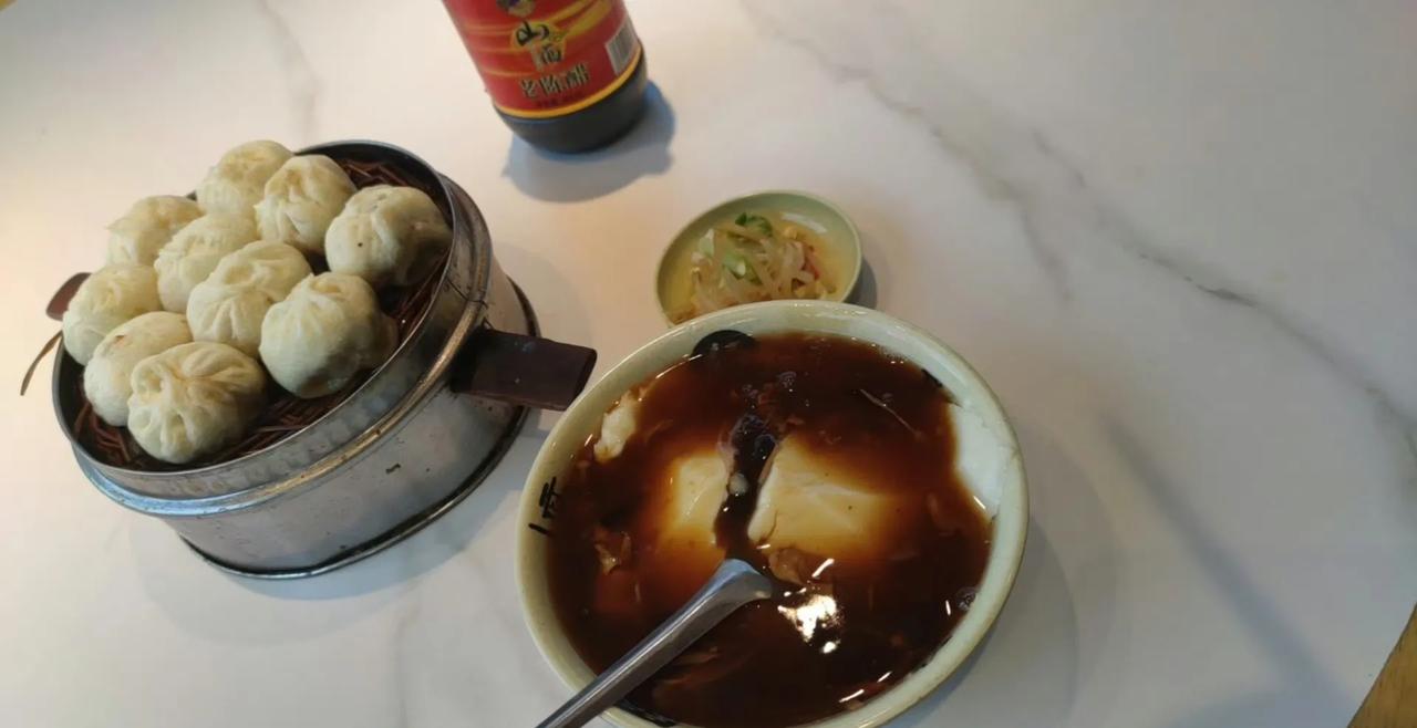 早餐一屉小笼包一碗豆腐脑，吃得饱饱，幸福感爆棚。