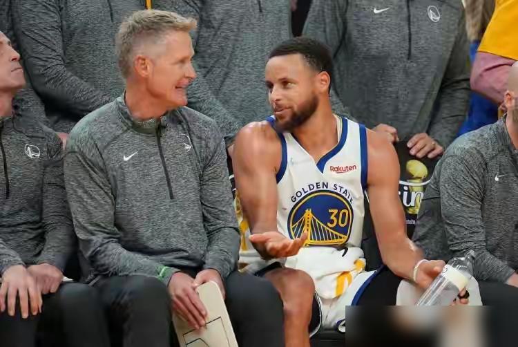 库里膝盖肿胀仍要复出，科尔嘴上全是主义。
 
球队内部都知道，库里的右膝就像个定