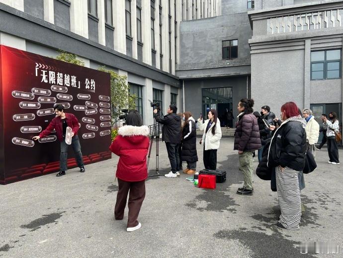 助理姐不语只是一味给颜安拍照  无限超越班 颜安的新综艺表现好值得期待，看到助理