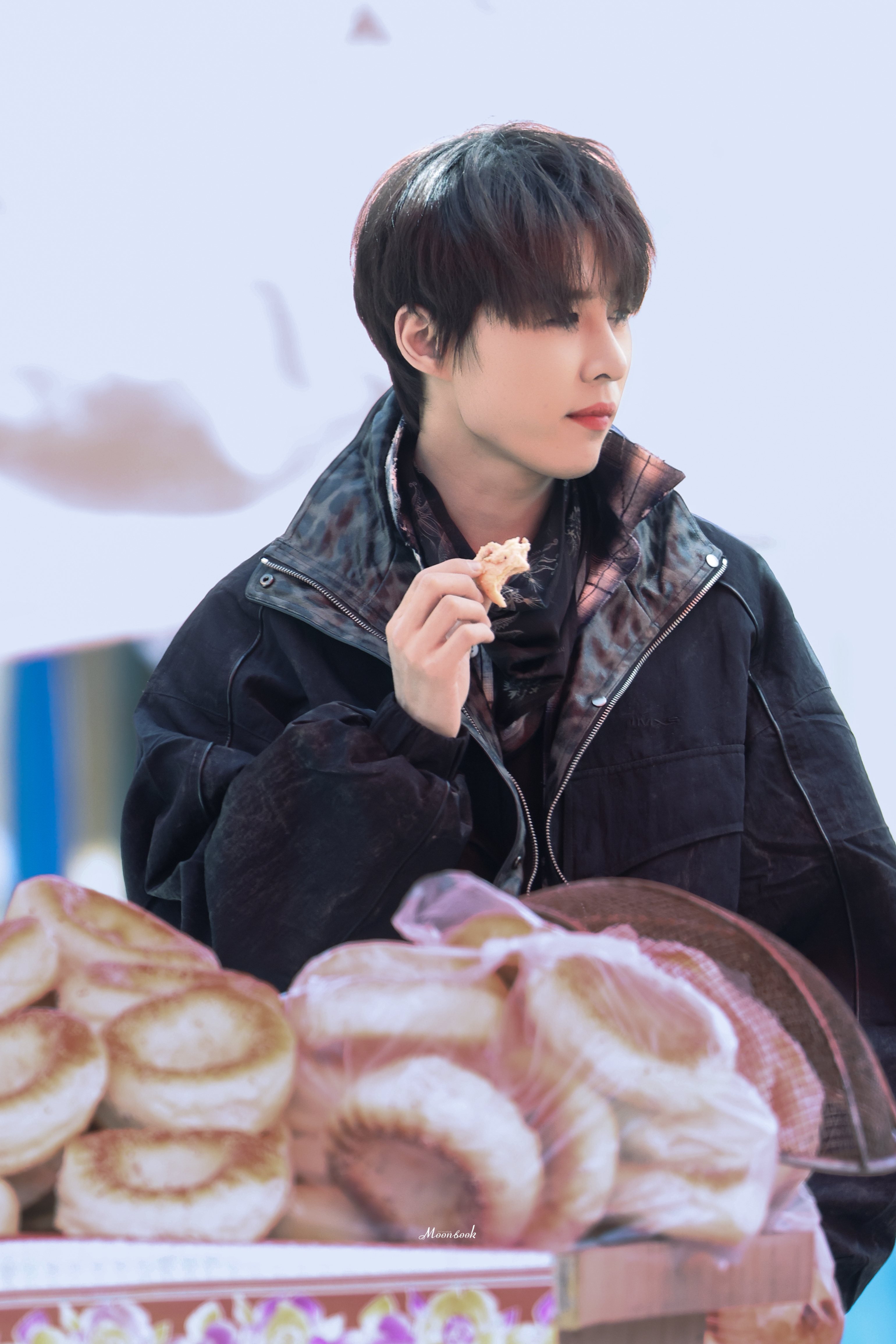 卓沅 💜卓沅 把每天都过得开心幸福 小沅买馕试吃是不是这个样子得呀这个好吃这个