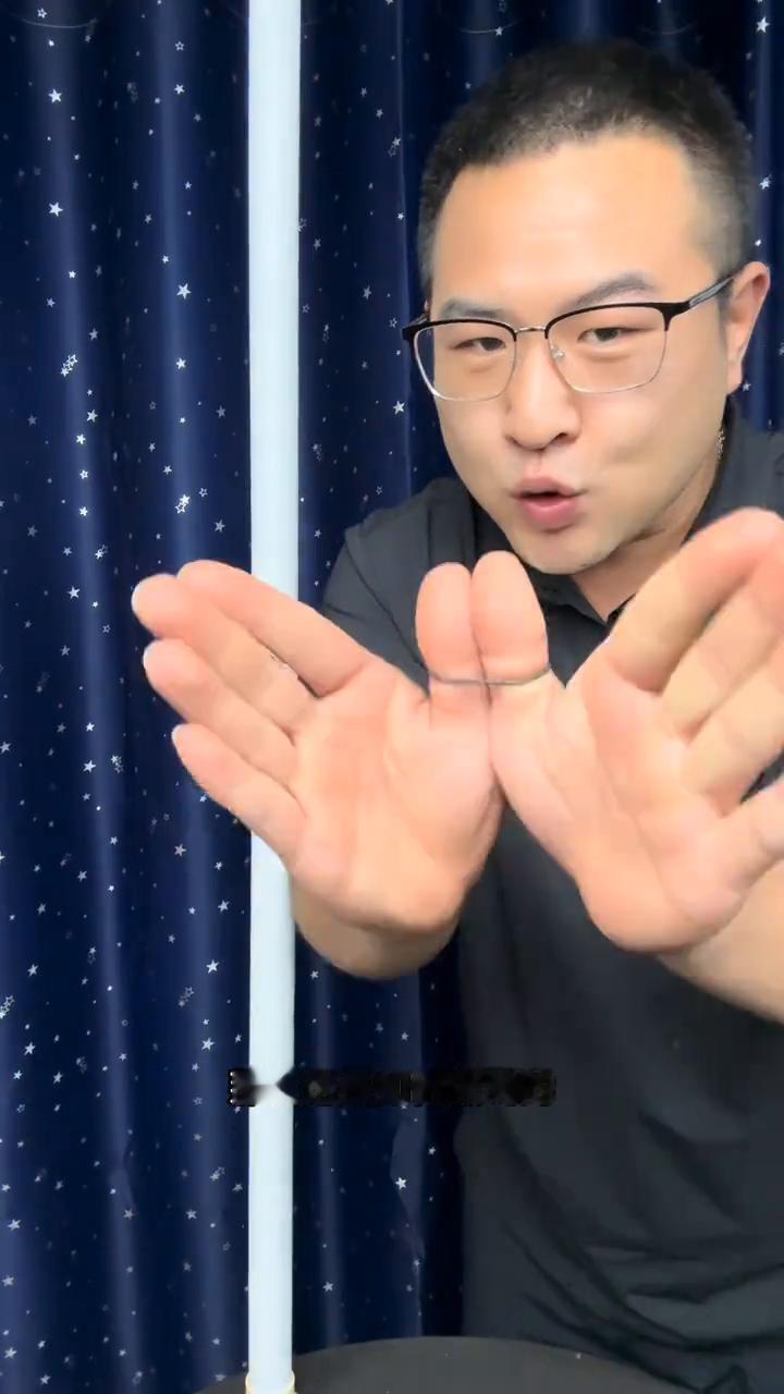 大家好，两个大拇指被一个铁丝牢牢的绑住了。接下来就在这个位置看好了，它可以直接穿