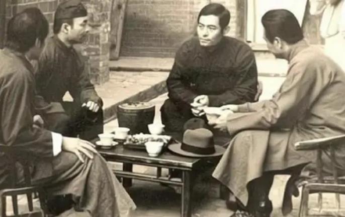1946年，四名地下党开碰头会，其中一人不仅形迹可疑，还硬要请三个人吃面条，结果