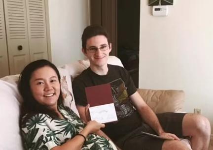 “你应该滚回中国去！”“别用亚洲人的脏习惯喂我的孩子！”2019年这是美国男人对