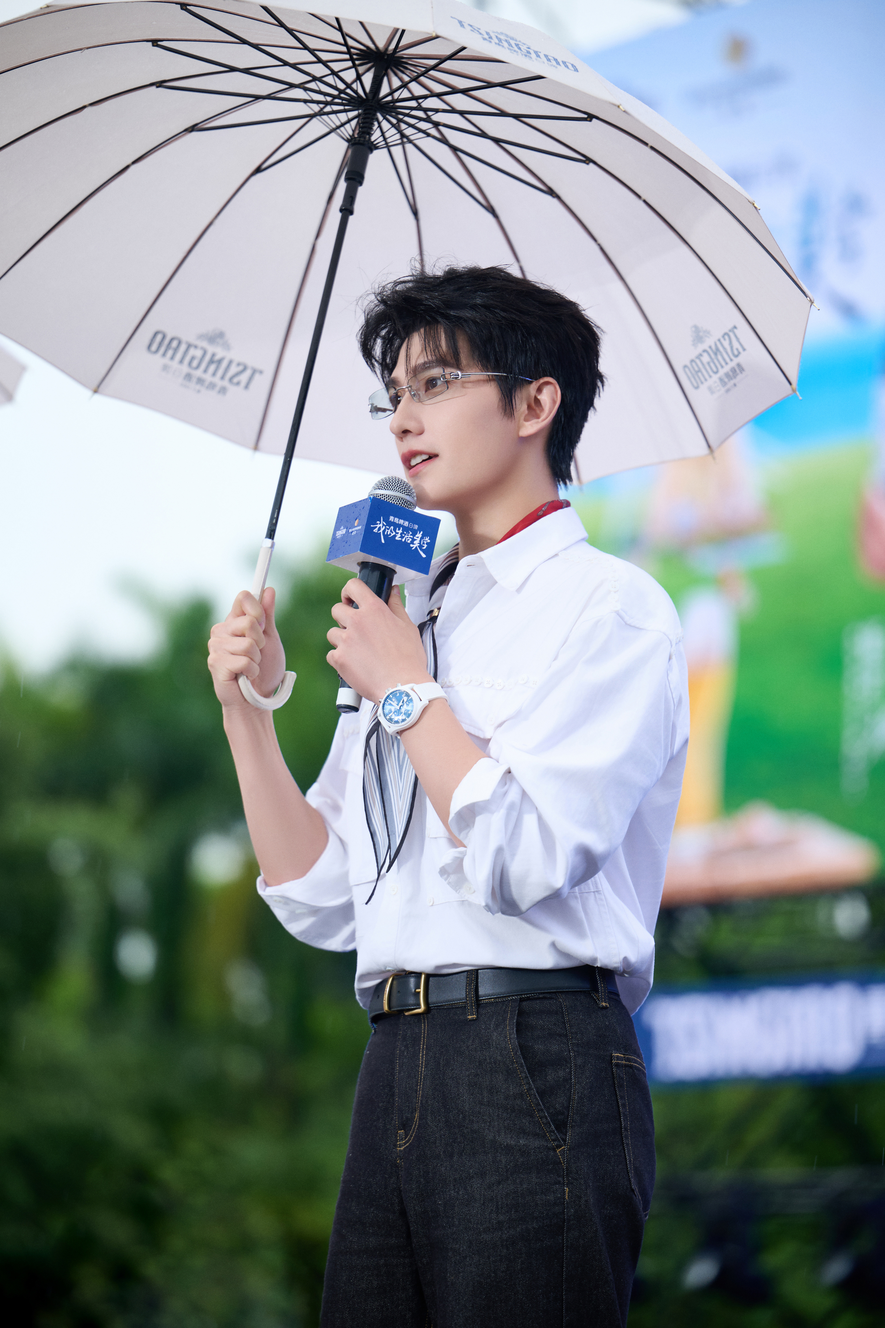 杨洋今晚的造型就是“夏夜男友”本人吧？帅哥配白啤，清爽得不讲道理。生图直出这水平