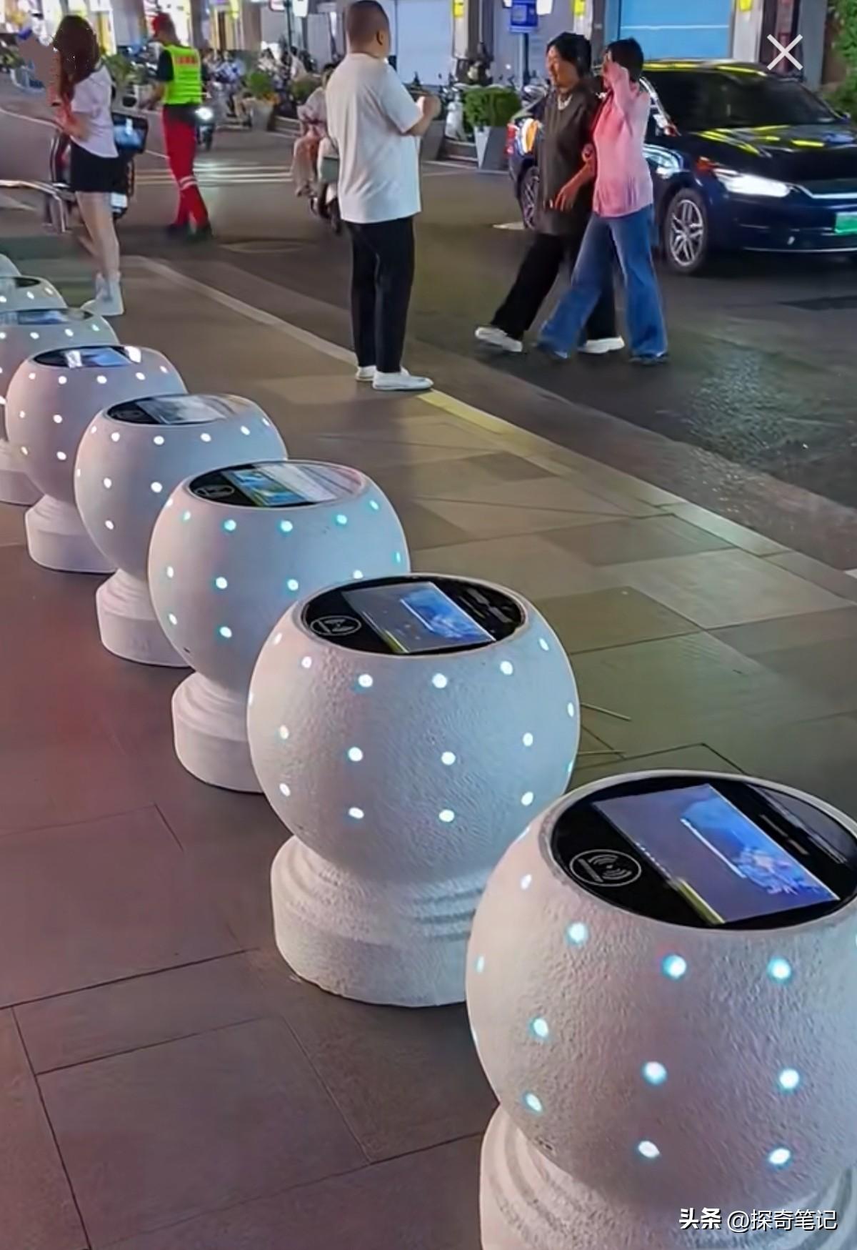 石墩挡车，本分事。有的地方却把它分成两路。一路往便民上走，做成了平面能给手机充电