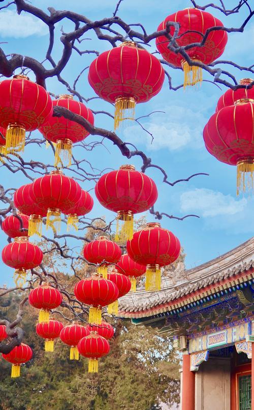 腊月二十八，北京晴空万里、蓝天白云迎新年。天朗气清，阳光和煦，空气质量优良，街头