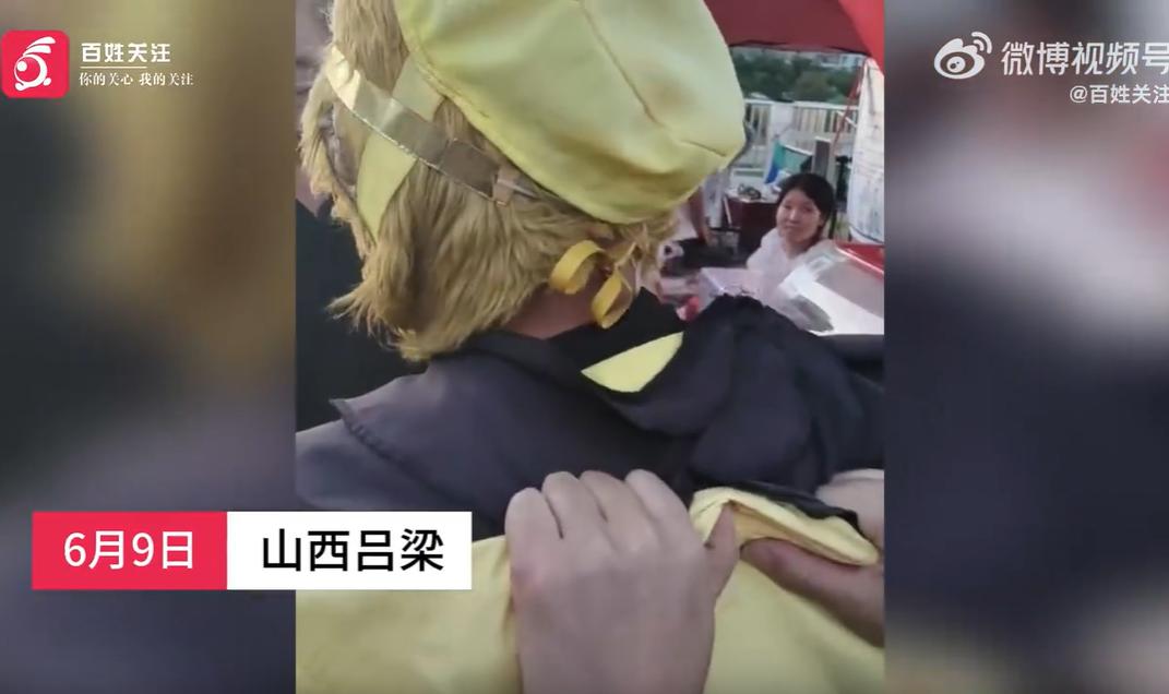 2026年6月9日，山西吕梁柳林县古会现场。
一名身穿孙悟空服饰的男子，在人流密