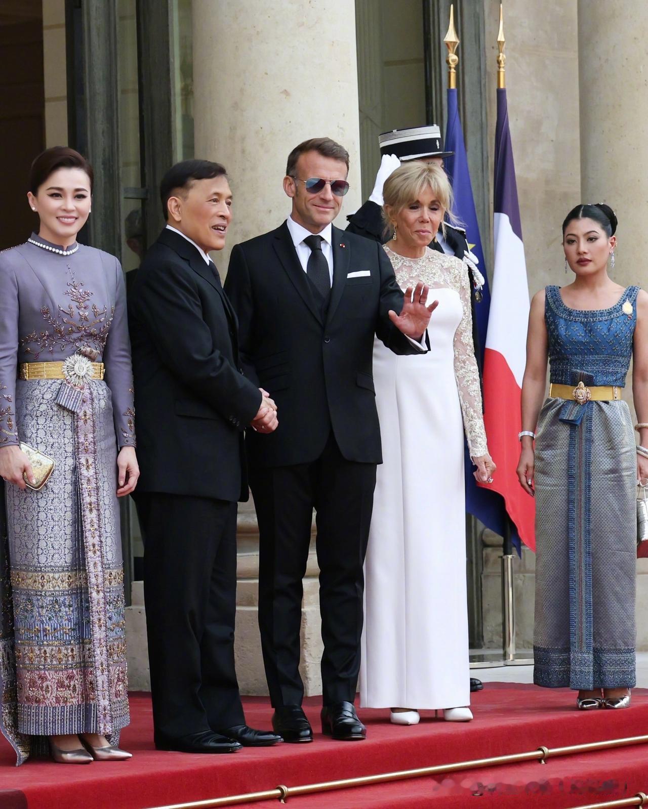 此次国事访问泰国，苏提达王后依旧非常出圈！即使在小十多岁的年轻公主面前，依然是闪