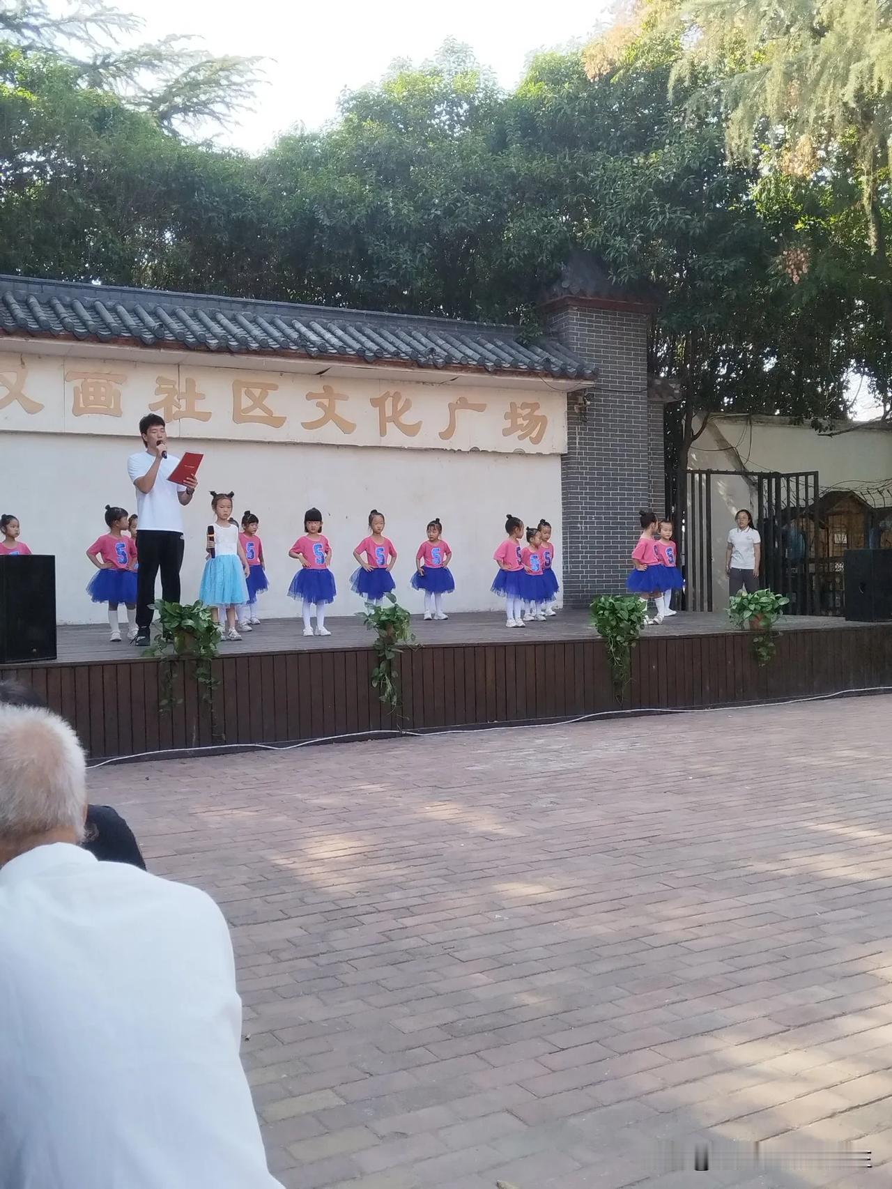 国庆节，绿色家园幼儿园表演节目