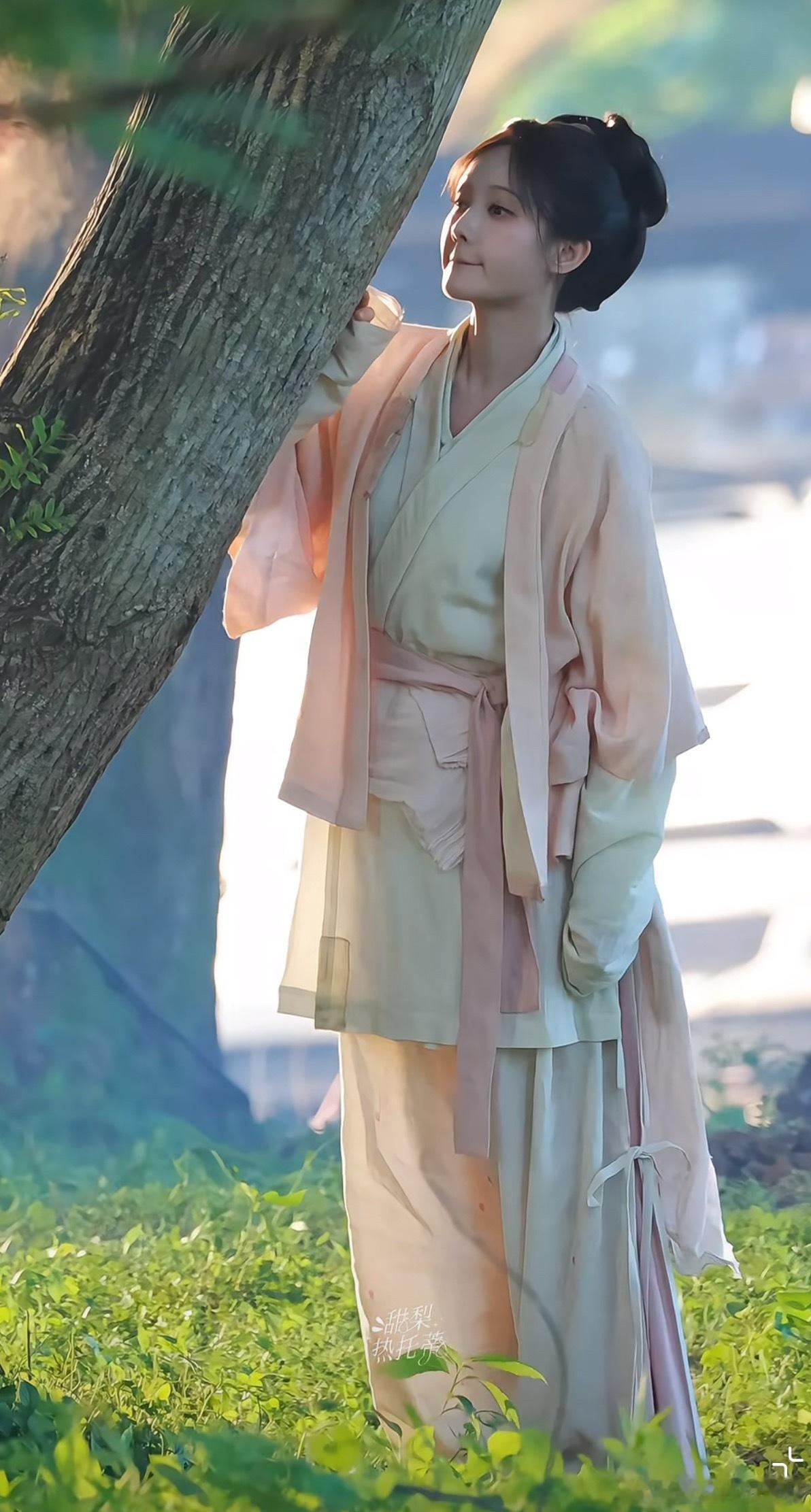 李一桐《金枝》有很多华丽的妆造，这种素素的我也很喜欢 