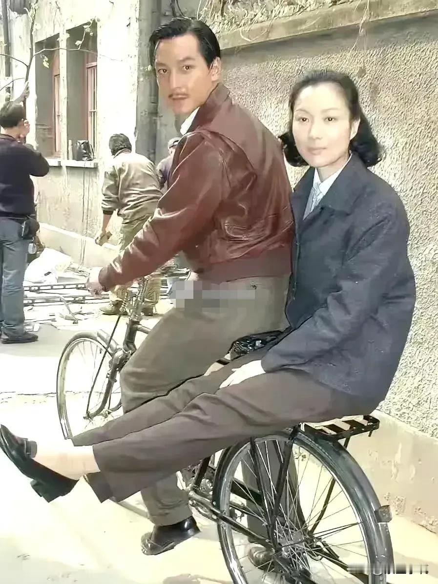 咦！吴彦祖骑着二八大杠，载的是谁呀？看着好脸熟！
瞧他俩这身行头，很有年代感，好