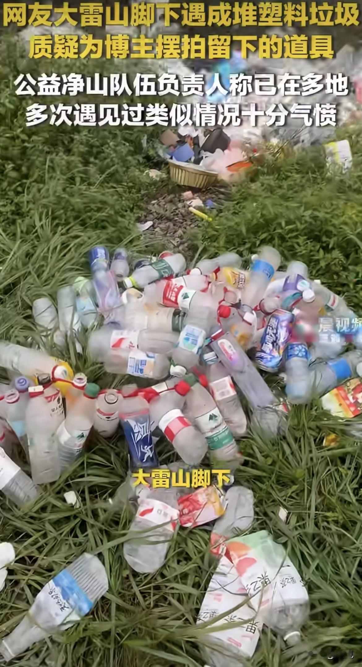 嘉兴徒步小分队队长左左每次上山，都能捡到同行留下的“道具”。

8月24日下午，