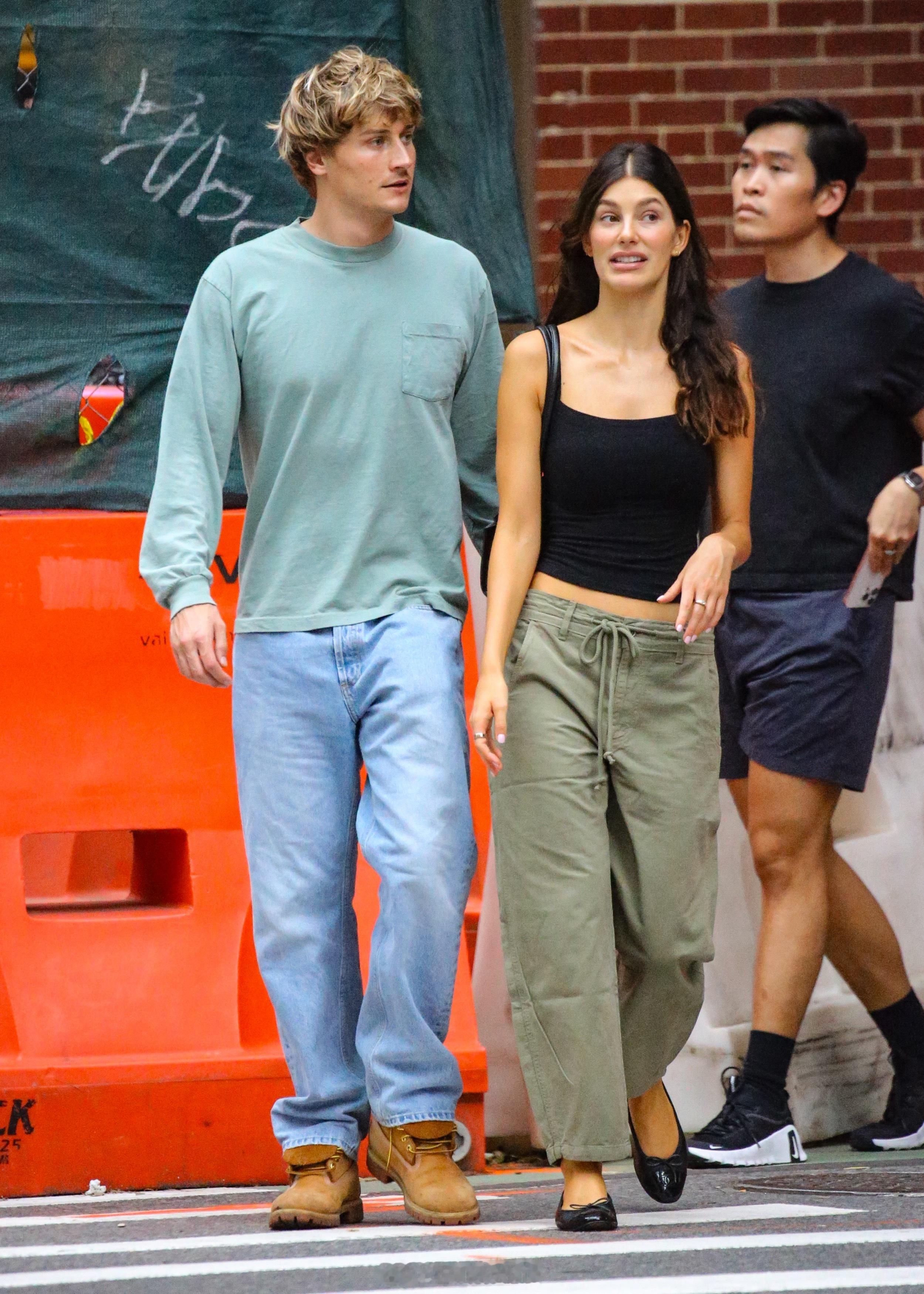 Camila Morrone 10.2 被拍到和男友Cole Bennett 在
