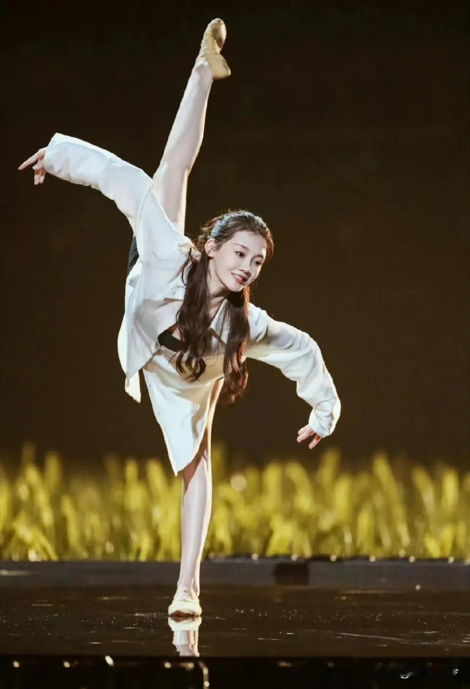 以前觉得她配不上郑恺，现在才发现是郑恺高攀她了。

想想也是，能让冯裤子拉下脸也