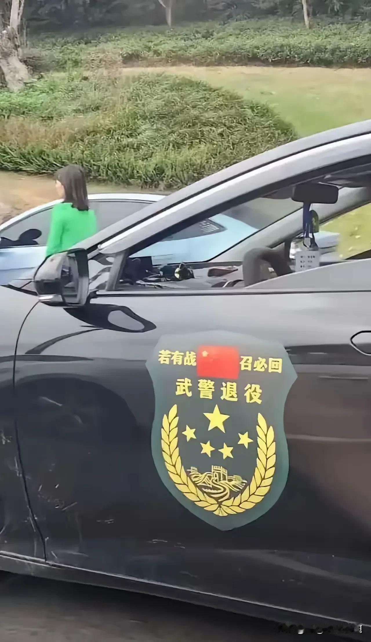 若有战召必回！开合资车丰田，贴这种贴纸的是什么心理，你说他爱国，他是退役军人，贴