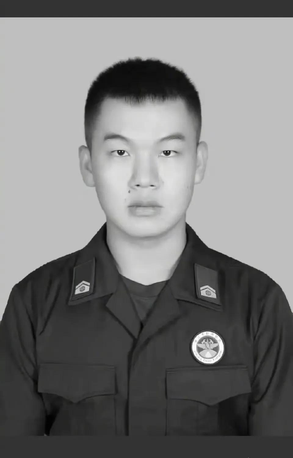 请不要吝啬您的双手，为这位在执行任务中牺牲的消防战士点赞！

刘泽军，1岁丧父，
