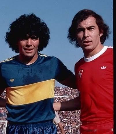 独立俱乐部和阿根廷足坛传奇里卡多·博奇尼谈梅西和马拉多纳：

“就个人而言，迭戈