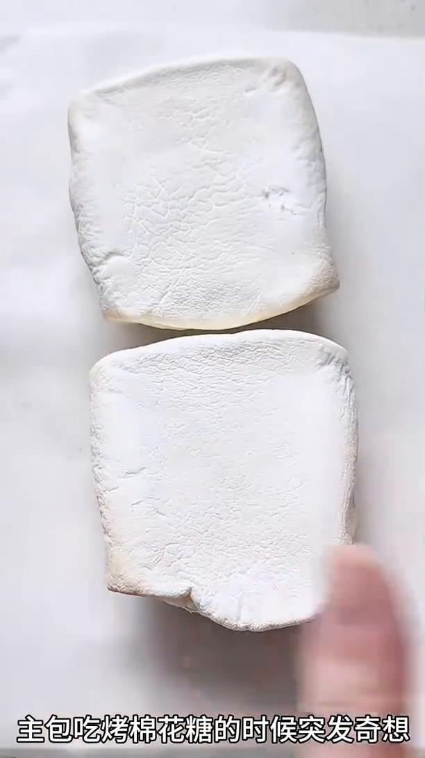 主包吃烤棉花糖的时候突发奇想，给上面放个榴莲，榴莲核取走，里面放两根奶酪条，上面