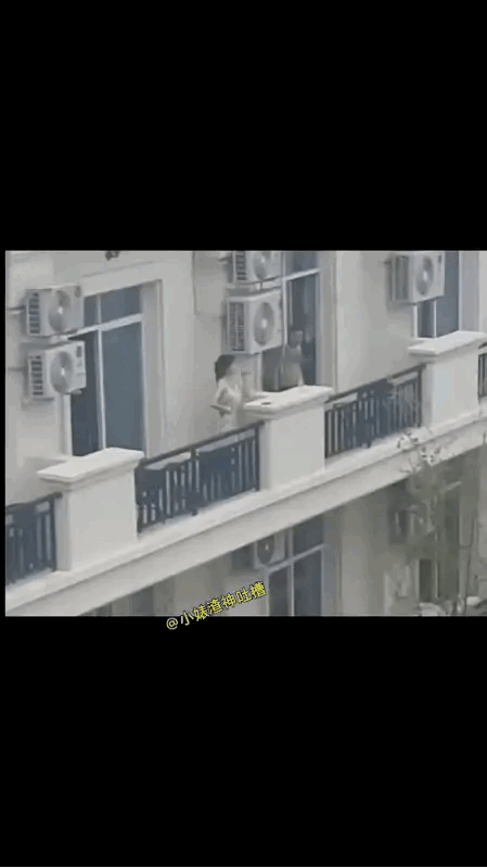 有一说一，
我觉得她们两个人是认识的，
但是我没有证据。