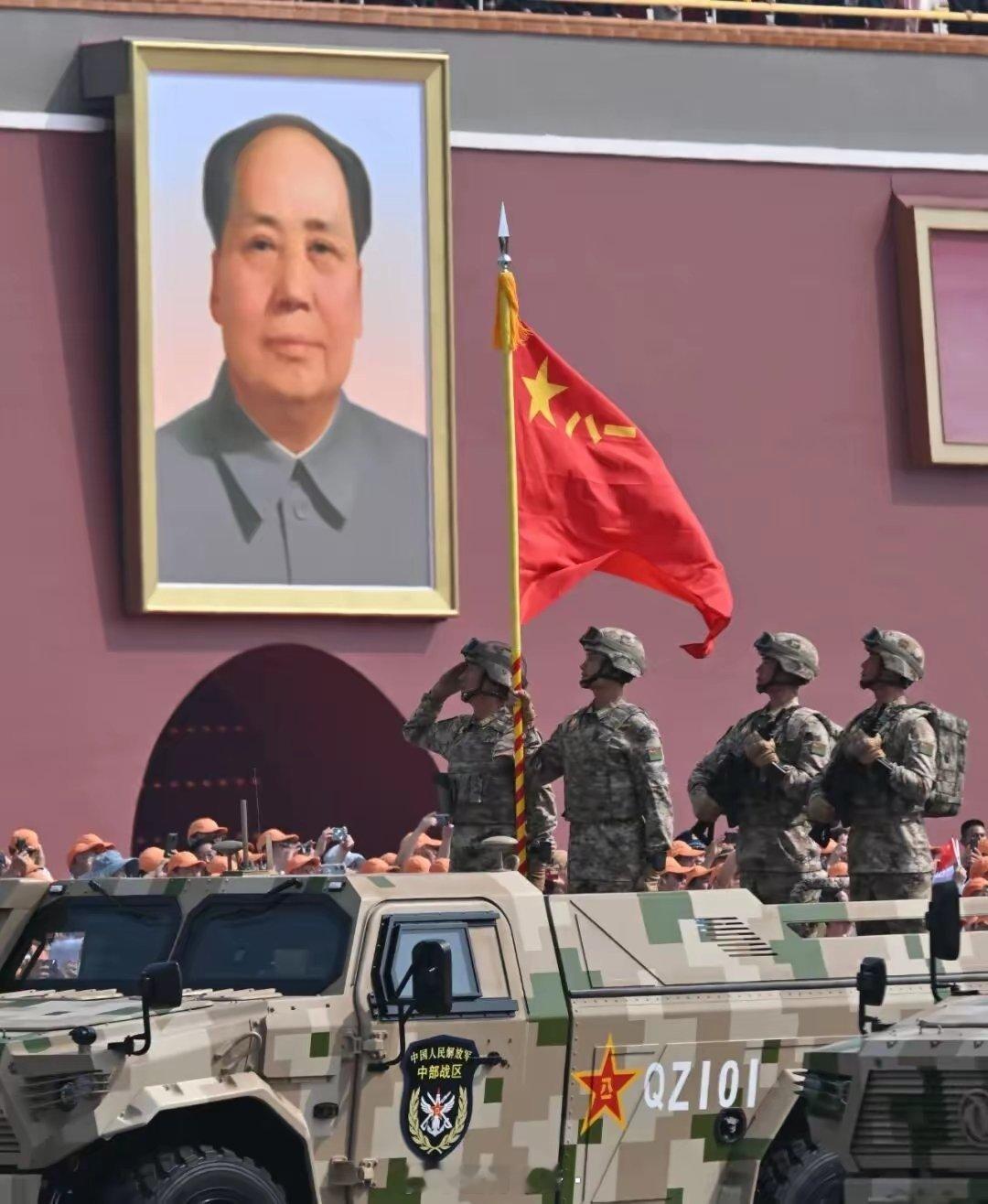此次阅兵这张照片让我印象深刻。伟人与战士之间的对望，这一刻仿佛跨越了时空，从羸弱