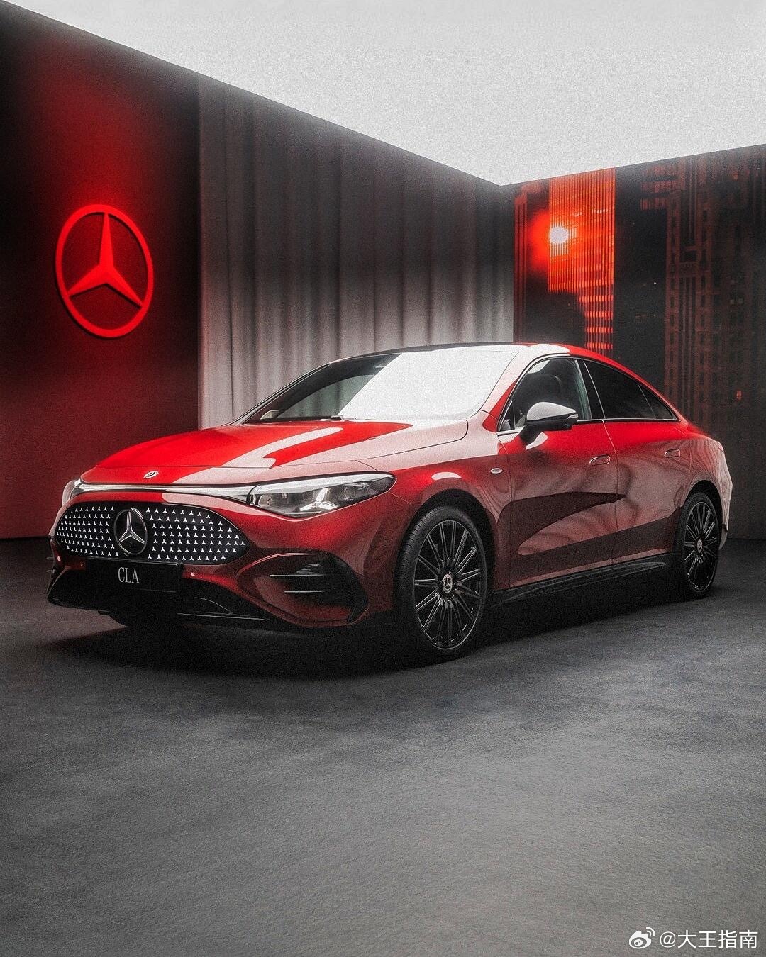 你不得不承认，奔驰就是奔驰，尤其是当暮色降临，开着奔驰遛弯的氛围感，真的很容易让