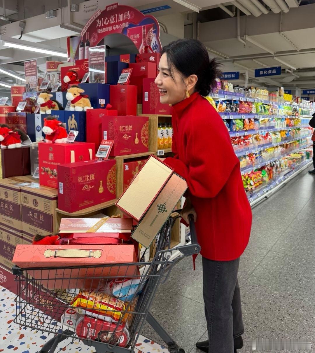 50岁胡可到超市购买年货被偶遇，她穿着大红色上衣，挽着发髻，看起来喜气洋洋！不得