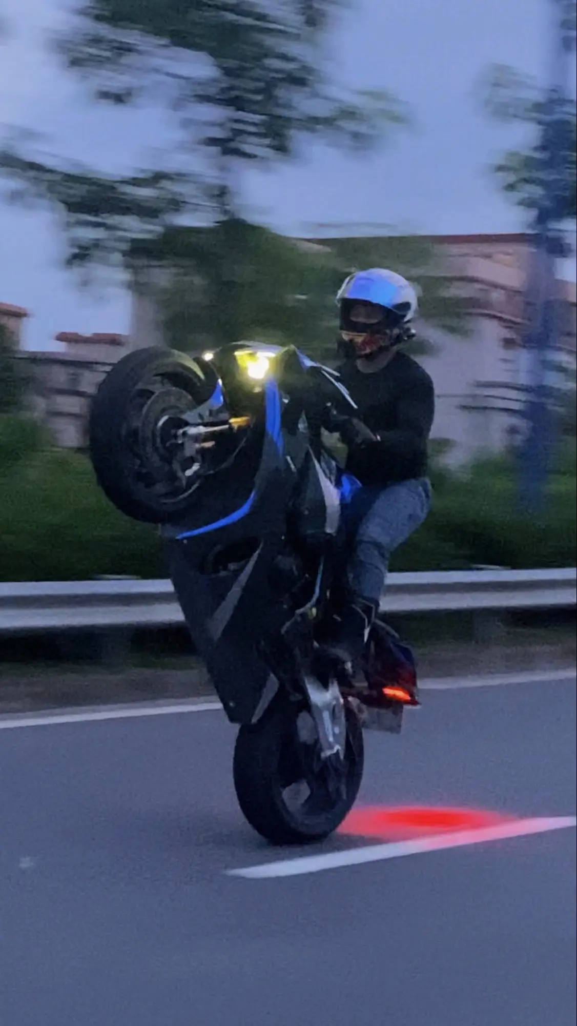 突然很想骑R1
