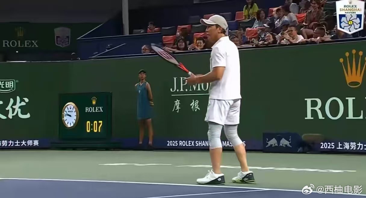 甄子丹像极了我刚学网球的样子 功夫巨星跨界网球也逃不过新手期！甄子丹挥拍生涩却超