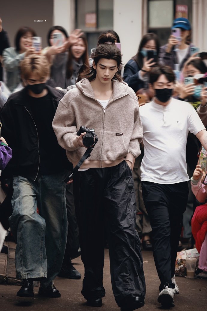 张凌赫小胡渣 张凌赫顺毛胡茬完全男大张凌赫小胡茬，张凌赫顺毛胡茬完全男大，谁懂性