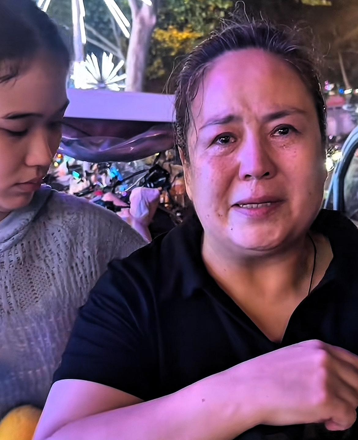 泪目了！山东济南，一家三口在街上卖气球，姐弟两个早产引起脑损伤不能走路，妈妈3个