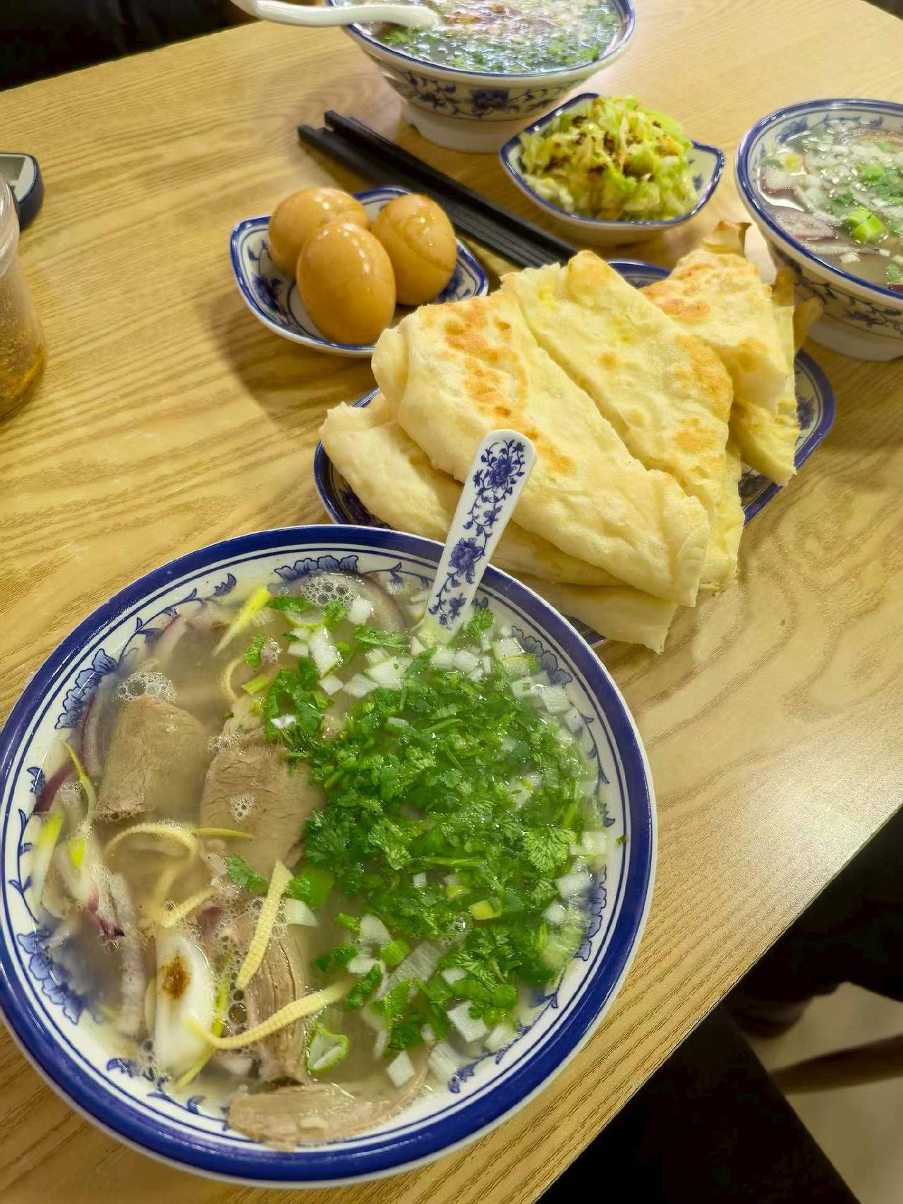 友友们喜欢喝羊汤吗？我是喜欢的。

去德州一趟，必须要喝碗热气腾腾香喷喷的羊汤。