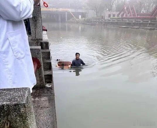 浙江清晨冰河救人太燃了浙江河边生死三分钟生命接力  平凡的人，做着最伟大的事，这