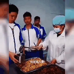 没有铁饭碗，都不敢在这里吃饭？

大家都看看网友怎么说的：“不是讨乞讨赏，不能这