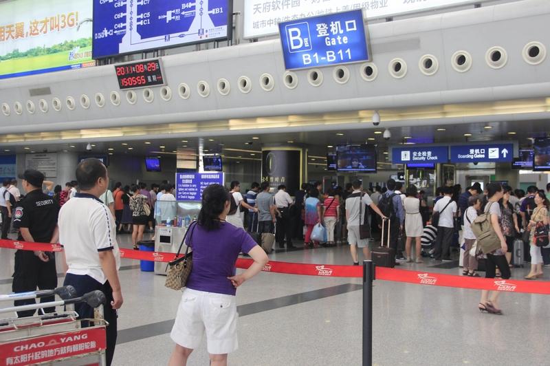 首都机场工作人员穿上汉服 最近，“首都机场汉服值机员”的高清壁纸火出圈了。晨光下