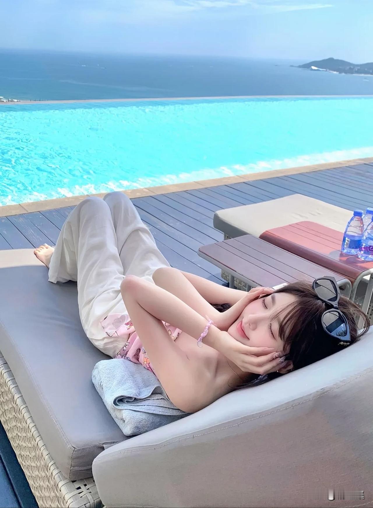阳光、沙滩、泳池，度假的美好时光！🌞🏖️💦