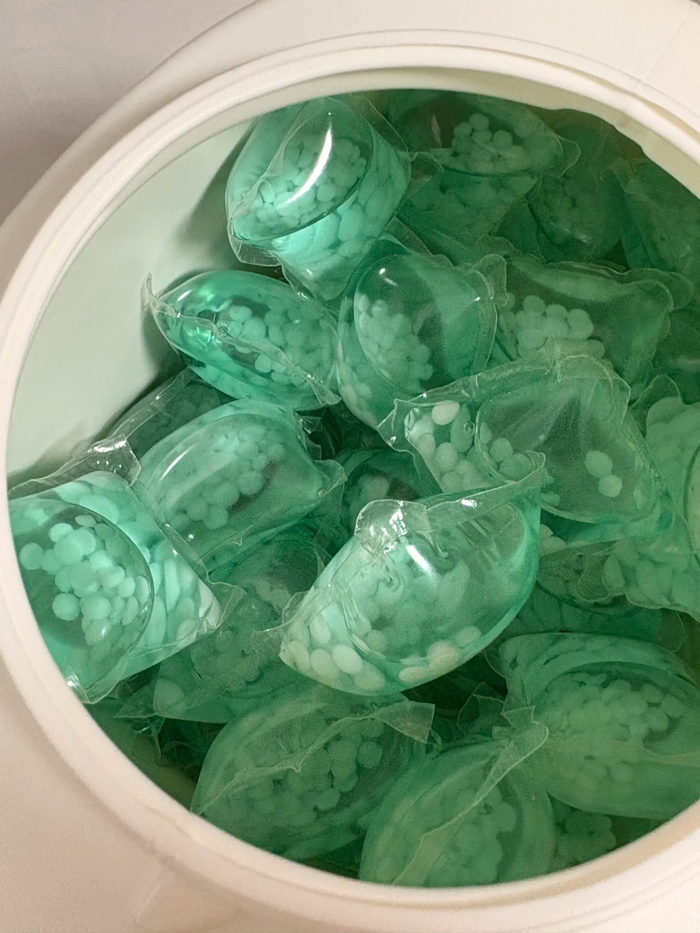 爱用洗衣凝珠的人天塌了谁懂洗衣凝珠是我们家必备的生活用品，结果这个玩意弄到眼睛居