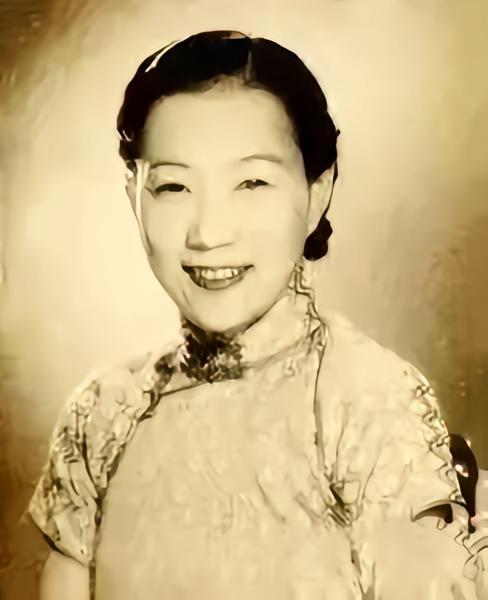 盛佩玉（1905-1989），江苏武进人，中国近代女作家及翻译家，清末实业家盛宣