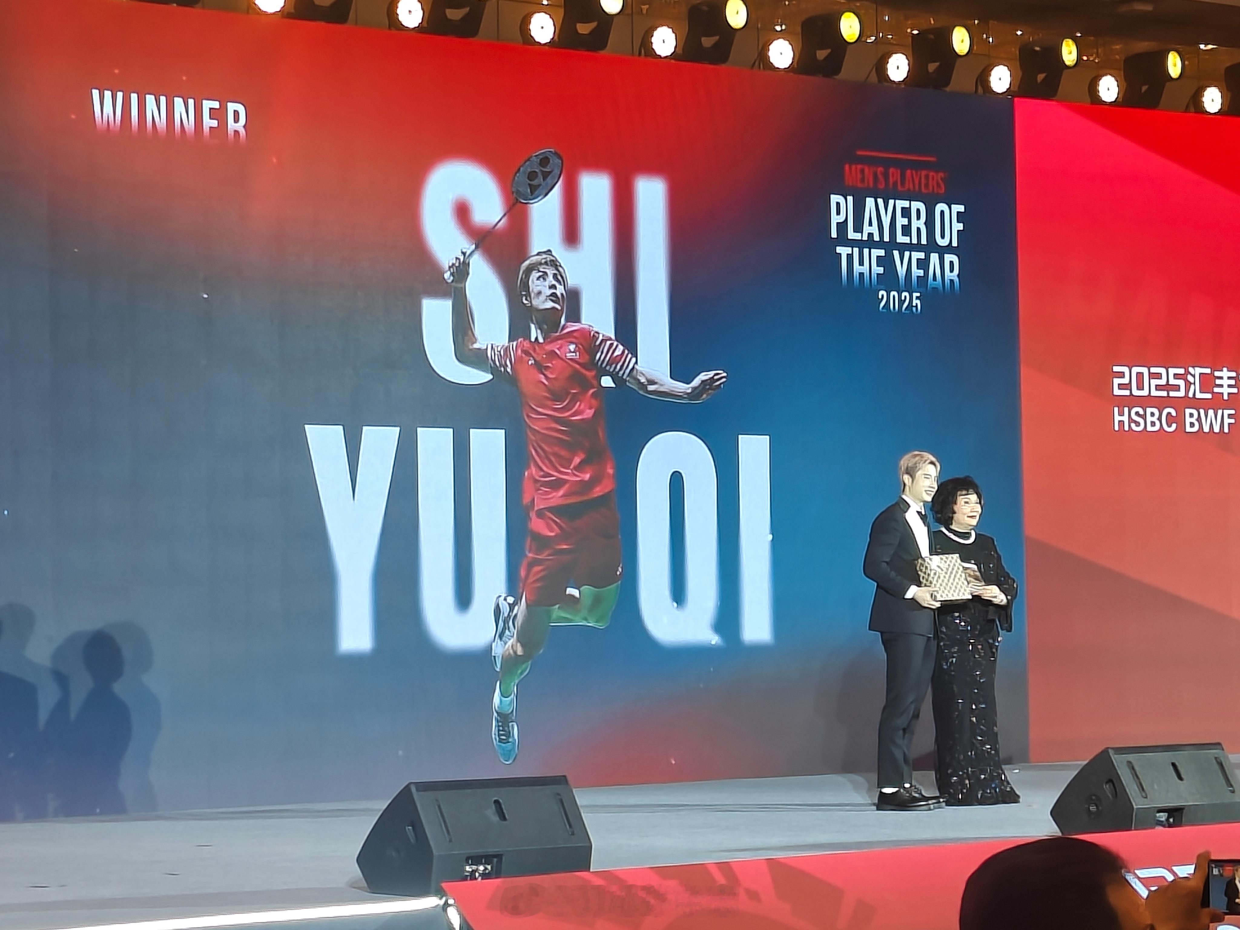 年度最具人气男运动员：石宇奇羽联总决赛颁奖典礼2025年世界羽联年终总决赛