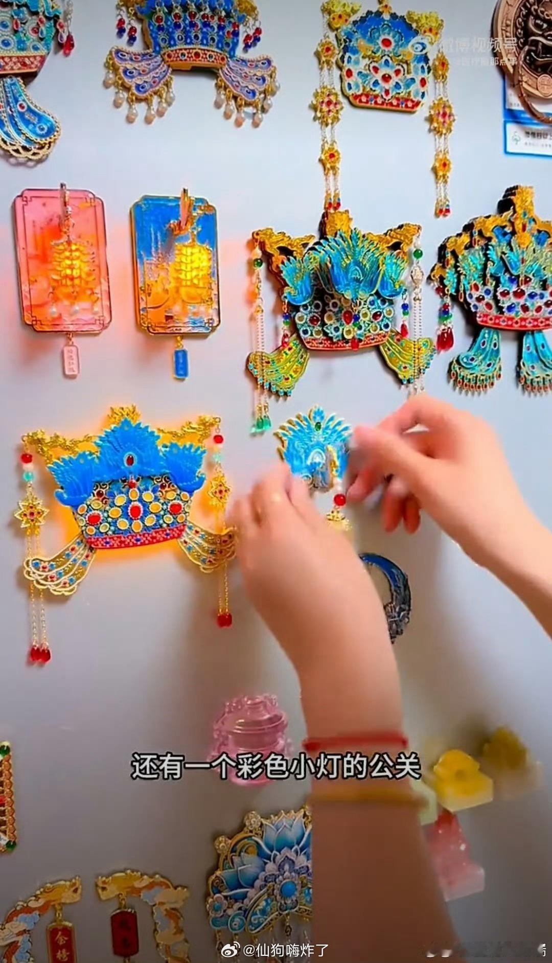 总算知道冰箱贴的受众是谁了探寻冰箱贴的受众群体，热爱收藏的年轻人争相收集，小猫被