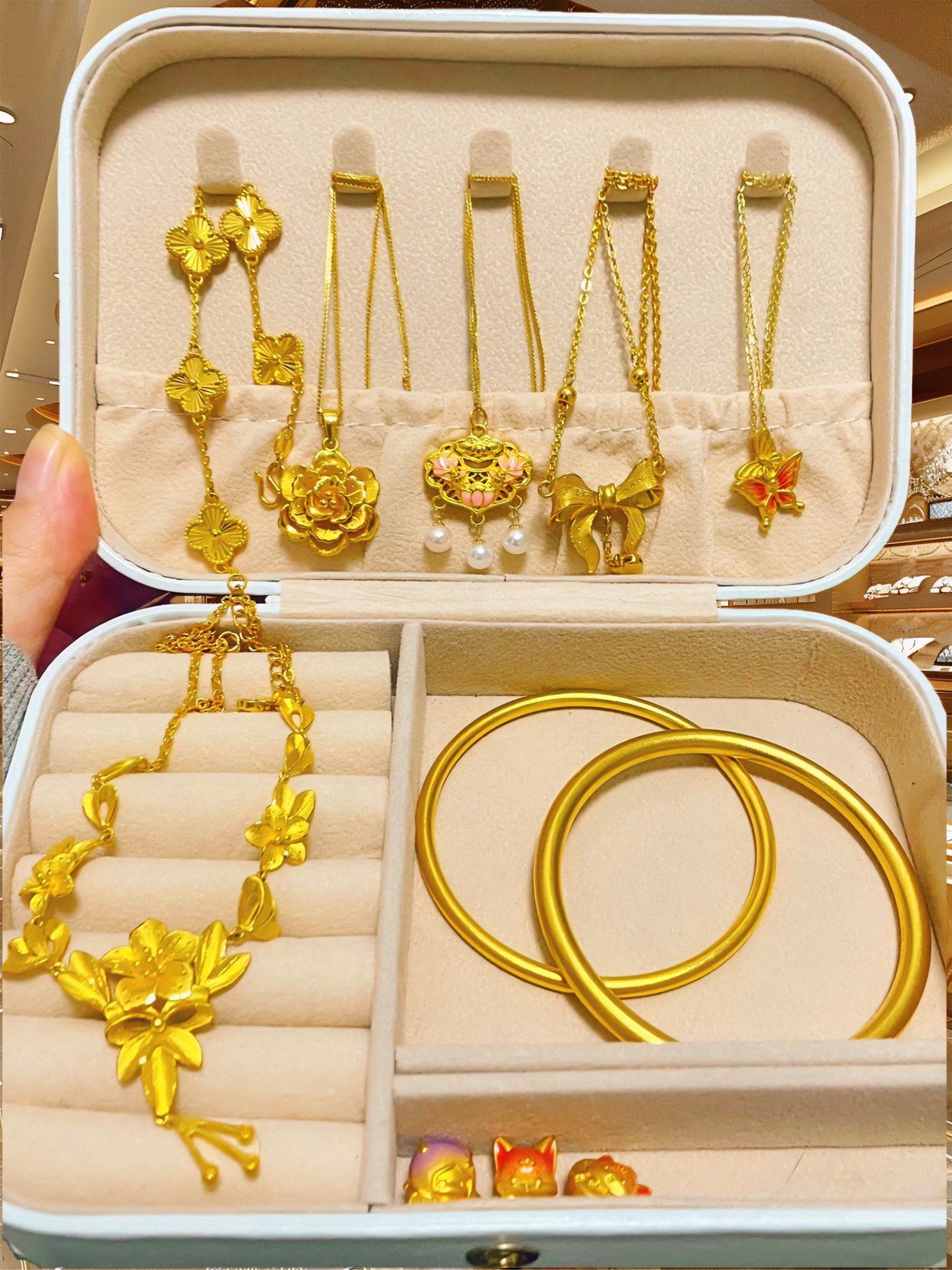 我问在金店上班的小姨
现在金饰还能不能买，她一脸惊讶凑过来，小声说现在太危险，可