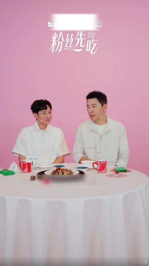 戴军李维嘉粉丝先吃 戴军和李维嘉的杭州美食饭局正式开席，多款特色菜品轮番登场，酸