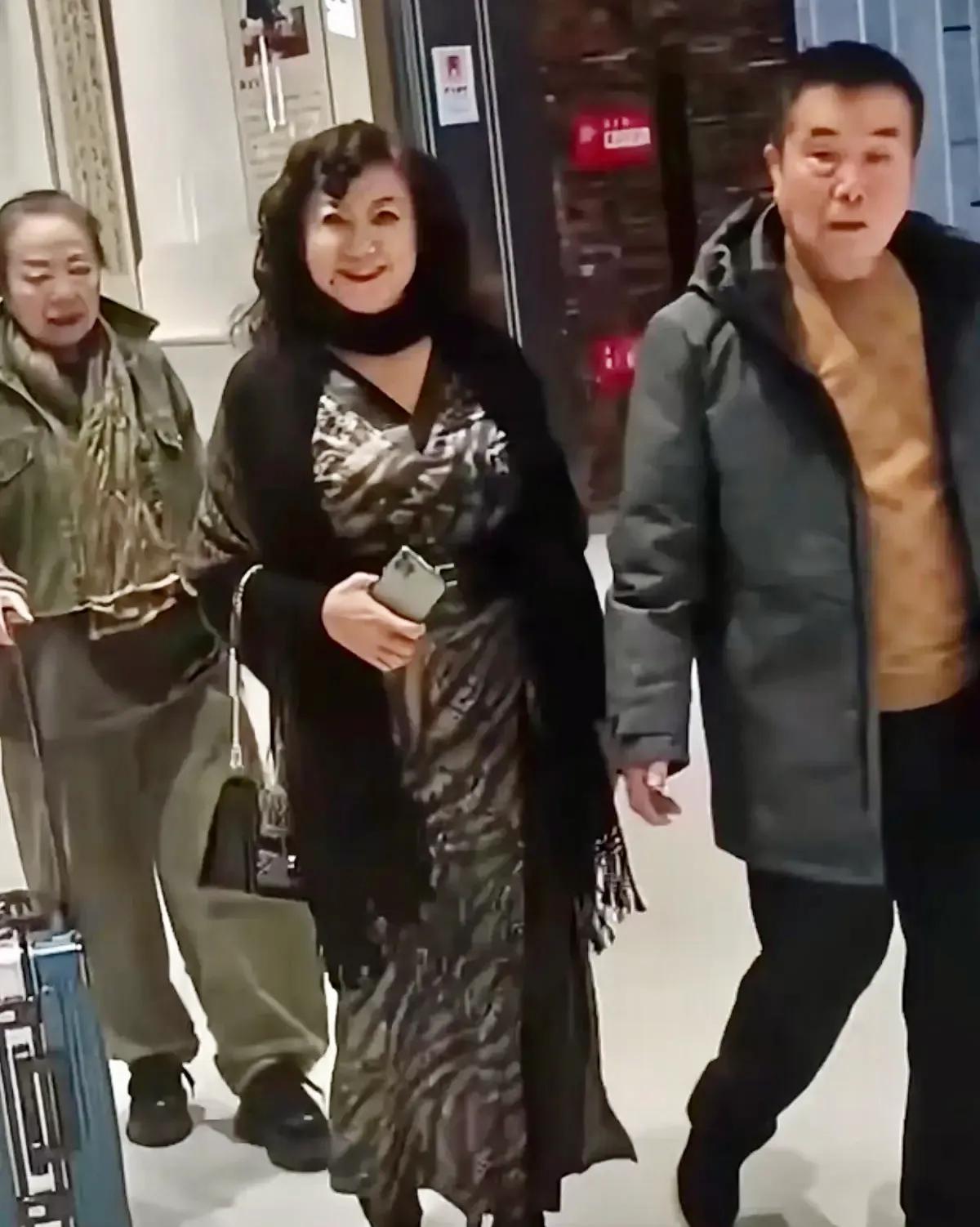 男人啊！只有挂到墙上就乖了！
78岁的何庆魁老师不甘寂寞，不能闲着，古稀之年又拼