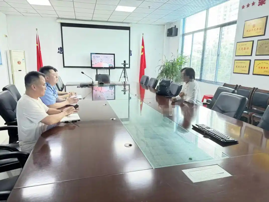 【主播男扮女装在学校周边跳舞被约谈】主播多次男扮女装在学校周边跳舞 近日，文昌市