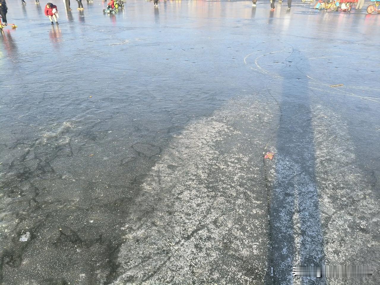 三九天的冰面，溜冰正当时……